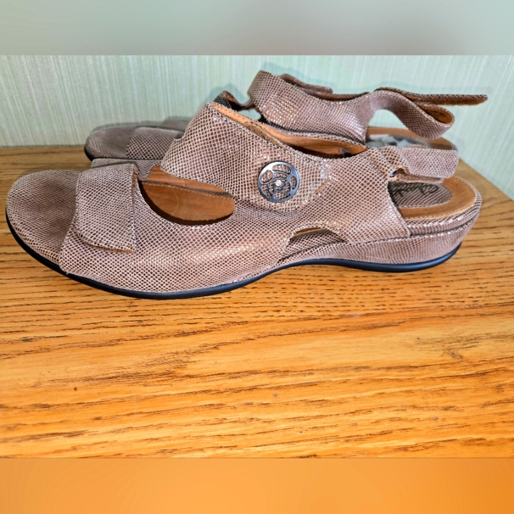 Clarks Artisan Tiffani Aldora Textured Leather Strap Sandals Size 12m
